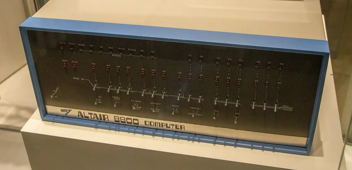 Altair 8800（德国德意志博物馆藏）。面板上只有一排开关和一排红灯，开机全靠手拨。