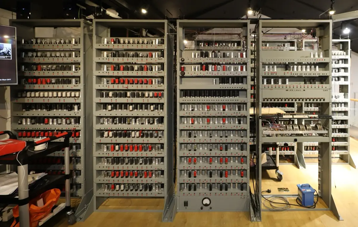 EDSAC 复原机（由计算机保护协会建造）。程序用打孔纸带送进机器。