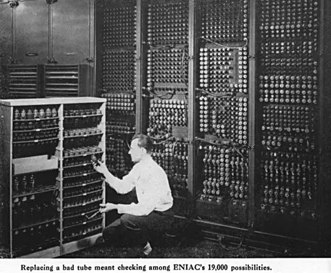在 ENIAC 上更换真空管。一万八千个电子管，几乎每天都有坏的。