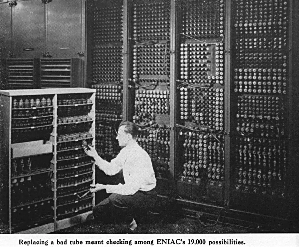 在 ENIAC 上更换真空管。一万八千个电子管，几乎每天都有坏的。