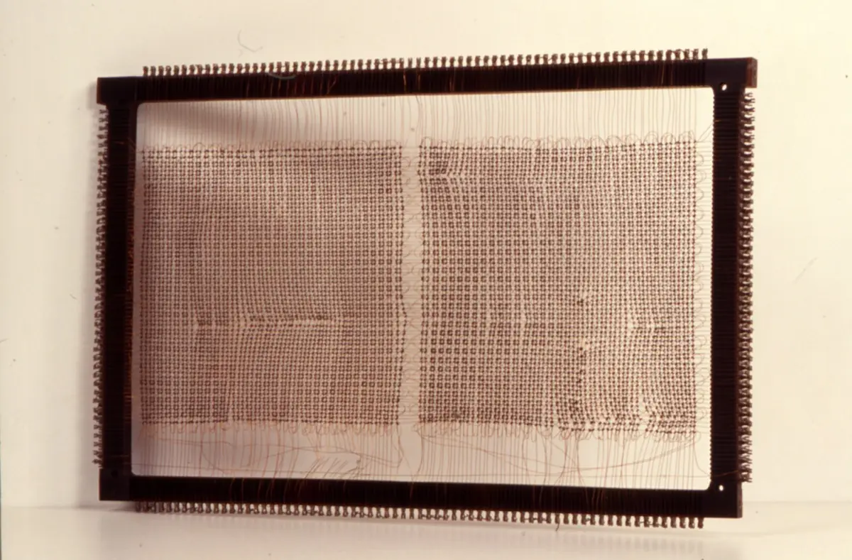 IBM 704 的磁芯内存（米兰国家科技博物馆藏）。1957 年，FORTRAN 就是在这台机器上诞生的。
