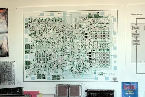 1971 年 Intel 4004 的掩膜版图。第一颗微处理器要刻的电路，全画在这张图上。