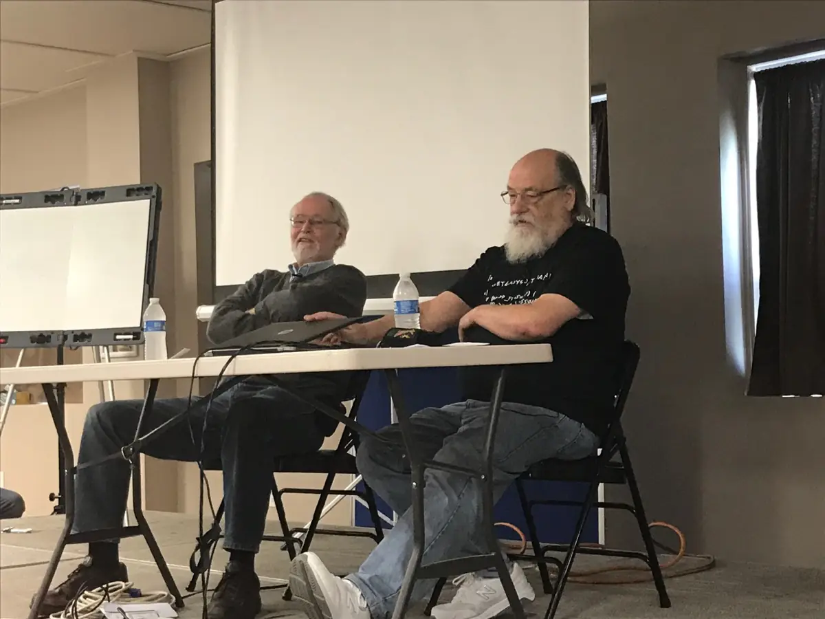 2019 年 VCF East：Brian Kernighan 访谈 Ken Thompson（右）。《反思对信任的信任》的作者就是他。